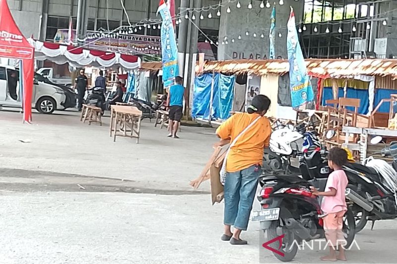 Beberapa warga mulai mengunjungi pasar digital yang digelar Bank Papua dalam rangka menggairahkan perekonomian daerah, Senin (2/9/2024). ANTARA/Muhsidin