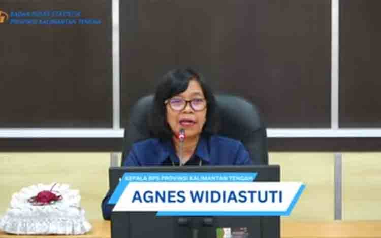 Kepala Badan Pusat Statistik atau BPS Provinsi Kalimantan Tengah, Agnes Widiastuti menyampaikan berita resmi statistik pada Senin, 2 September 2024.(FOTO: TESTI PRISCILLA)