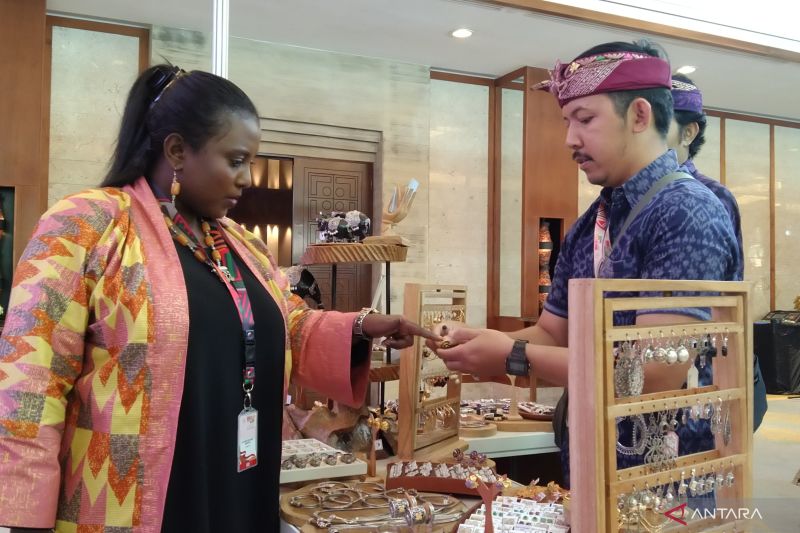 Pelaku UMKM menawarkan produk perhiasan kepada delegasi Forum Parlemen Indonesia Afrika (IAPF) di Nusa Dua, Kabupaten Badung, Bali, Minggu (1/9/2024) ANTARA/Dewa Ketut Sudiarta Wiguna