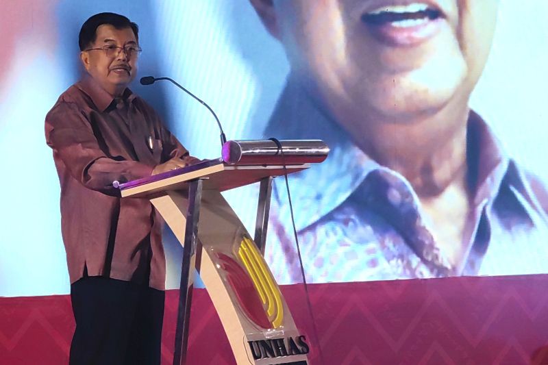 Wakil Presiden RI ke 10 dan 12 HM Jusuf Kalla saat menjadi narasumber dalam acara Seminar Internasional Prinsip dan Karakter Bugis-Makassar '4 ETHOS 4 JUSUF' di Ballroom Hotel Unhas Makassar, Senin (2/9/2024). ANTARA/Dokumentasi tim JK