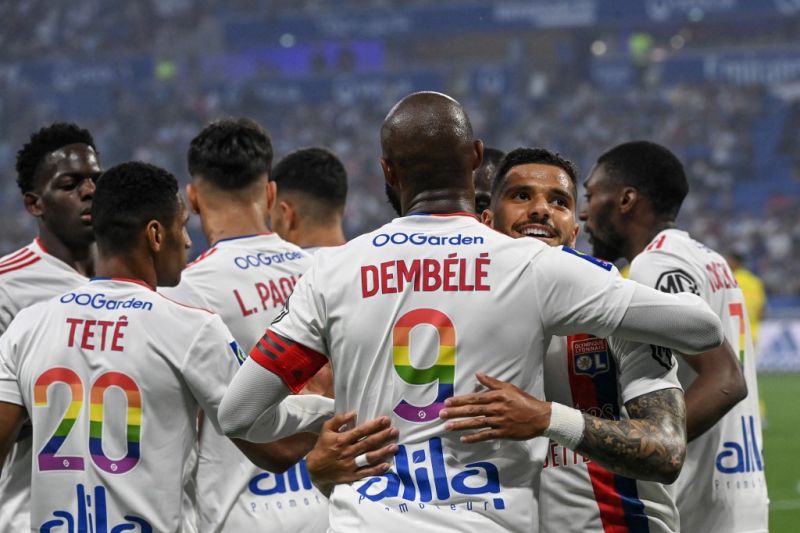 Arsip - Pemain depan Olympique Lyonnais Moussa Dembele (tengah) berselebrasi bersama rekannya setelah mencetak gol ke gawang FC Nantes saat pertandingan Liga Prancis (Ligue 1) kedua tim di Groupama Stadium, Decines-Charpieu, Prancis, pada 14 Mei 2022. (Photo by OLIVIER CHASSIGNOLE / AFP) (AFP/OLIVIER CHASSIGNOLE)
