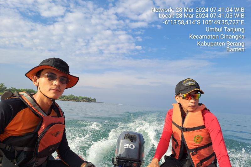 Tim Unit Siaga Lebak tengah melakukan pencarian nelayan di Pantai Goa Langir diterjang ombak di Perairan Selatan Banten menghilang.ANTARA/HO-Basarnas