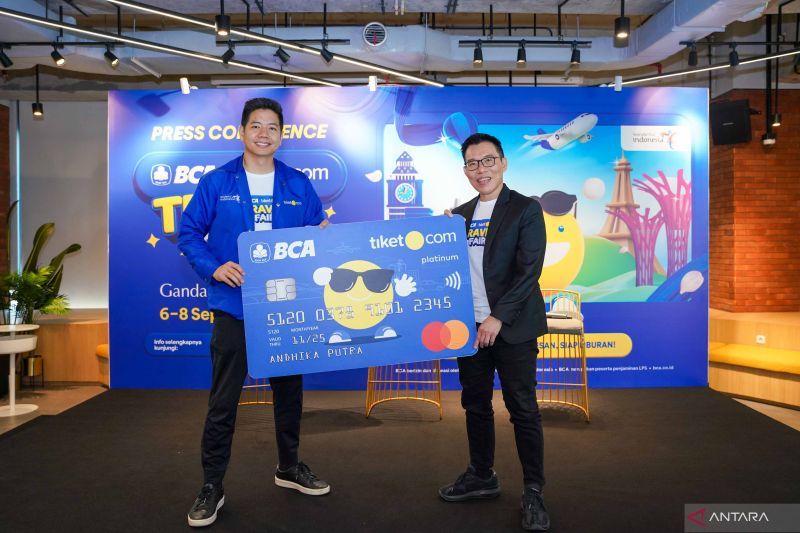 Co-Founder & Chief Marketing Officer tiket.com Gaery Undarsa dan Senior Vice President BCA Dody Santosa Iswan, dalam acara konferensi pers BCA tiket.com Travel Fair 2024 di Jakarta, Senin (2/9/2024) (ANTARA/H.O tiket.com)