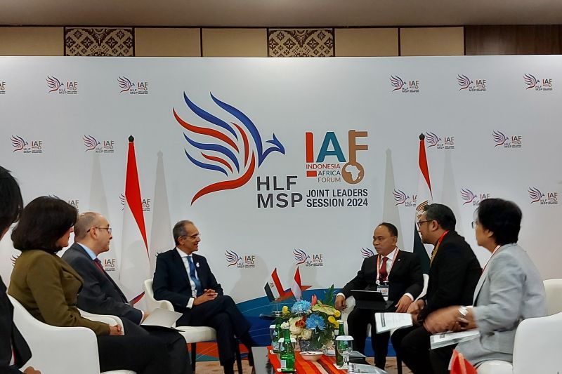 Menteri Komunikasi dan Informatika (Menkominfo) Budi Arie Setiadi (kiri) dan Menteri Komunikasi dan Teknologi Informasi Mesir Amr Talaat (kanan) berdiskusi tentang kemungkinan kerja sama pusat data kedua negara di sela-sela Forum Indonesia-Afrika (IAF) ke-2, di Badung, Bali, Senin (2/9/2024). (ANTARA/Katriana)