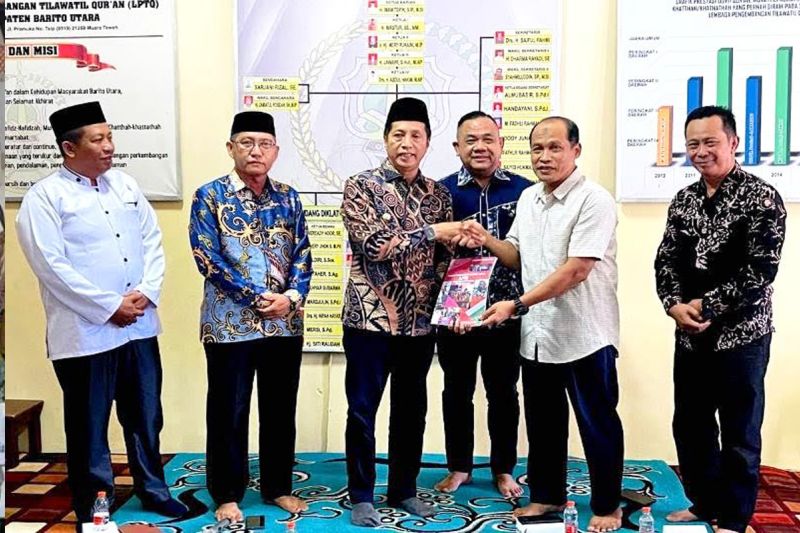 Pj Bupati Barito Utara Muhlis didampingi pengurus LPTQ menyerahkan kepengurusan LPTQ Barito Utara kepada pengurus yang baru Mochamad Ikhsan usai rakor LPTQ Barito Utara di gedung LPTQ Jalan Pramuka Muara Teweh, Sabtu (31/8/2024). ANTARA/HO-Dokumentasi Pribadi