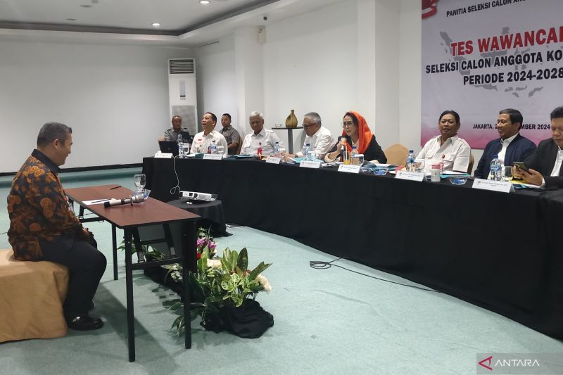 Panitia Seleksi (Pansel) Calon Anggota Kompolnas mewawancarai salah satu peserta dalam tes wawancara yang merupakan tahapan terakhir seleksi anggota Kompolnas periode 2024-2028 di kawasan Kemang, Jakarta Selatan, Senin (2/9/2024). ANTARA/Nadia Putri Rahmani