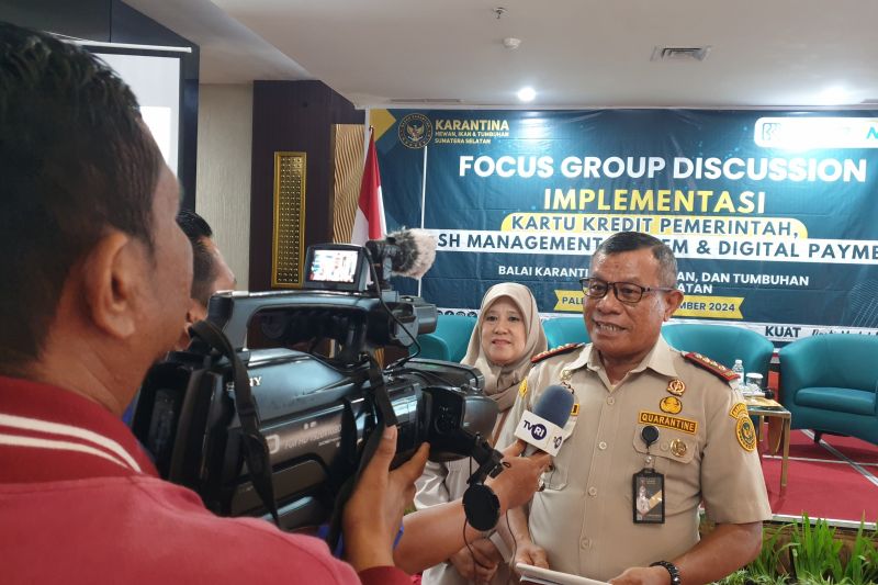 Kepala BKHIT Sumsel Kostan Manalu didampingi pejabat jajarannya saat memberikan keterangan pers seusai acara FGD di Palembang, Senin (2-9-2024). (ANTARA/Yudi Abdullah)
