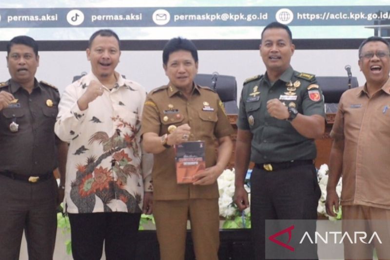 Penjabat Gubernur Maluku Sadali Ie (tengah) dalam sosialisasi program percontohan kabupaten kota antikorupsi Provinsi Maluku (ANTARA/Dedy Azis)