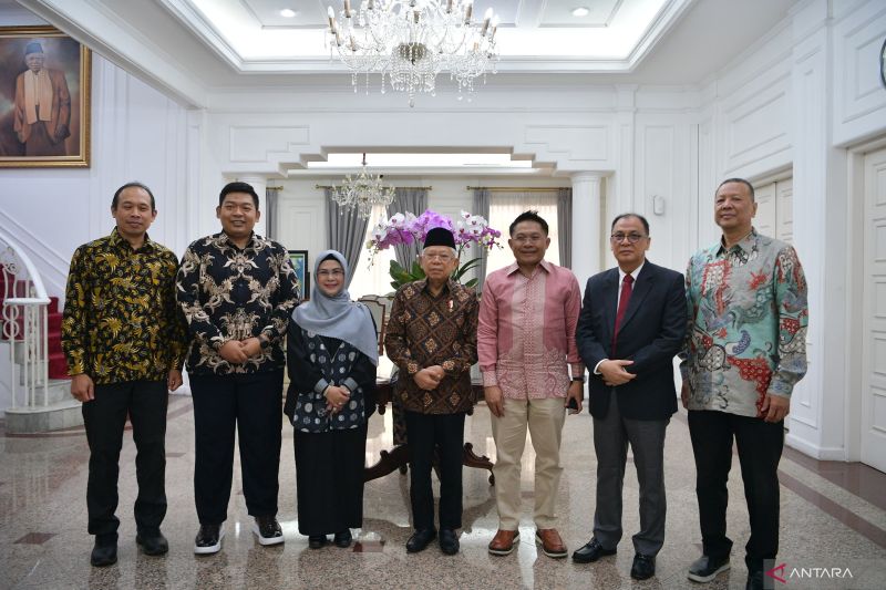 Wapres Ma'ruf Amin saat menerima audiensi perwakilan Digital Transformation Center (DTC) Institut Teknologi Bandung (ITB) di kediaman resmi Wapres di Jakarta, Senin (2/9/2024). ANTARA/HO-BPMI Setwapres