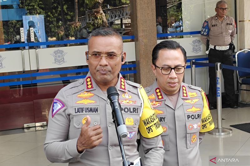 Dirlantas Polda Metro Jaya Kombes Pol. Latif Usman (kiri) bersama Kabid Humas Polda Metro Jaya Kombes Pol. Ade Ary Syam Indradi saat ditemui di Jakarta, Senin (2/9/2024). ANTARA/Ilham Kausar