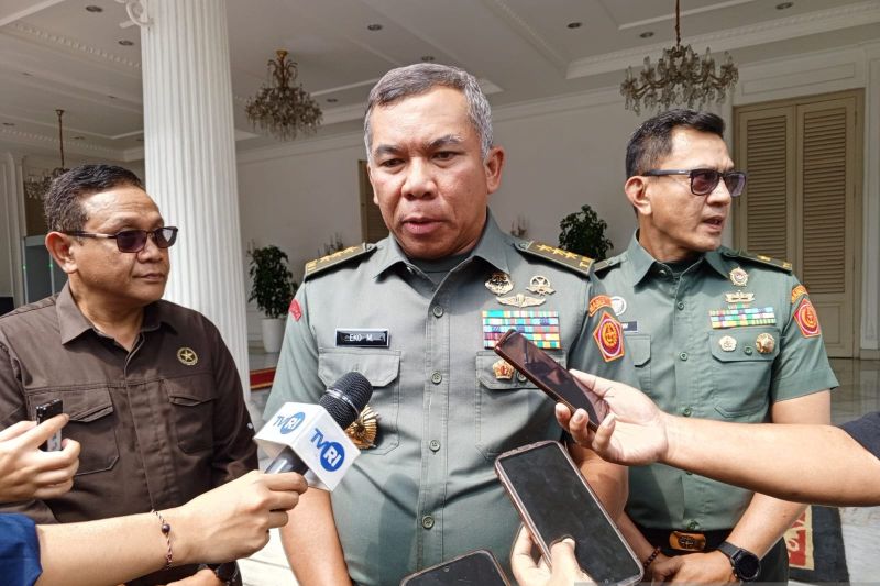 Plt Gubernur Lemhannas RI Letjen TNI Eko Margiyono memberikan keterangan kepada wartawan di Istana Wakil Presiden, Jakarta, Rabu (10/7/2024). ANTARA/Benardy Ferdiansyah