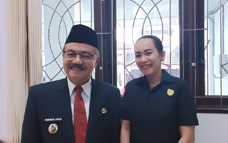 Wakil Sementara DPRD Gunung Mas Nomi Aprilia (kanan) bersama Pj Bupati Gunung Mas Herson B Aden. (FOTO: RISKA YULYANA)