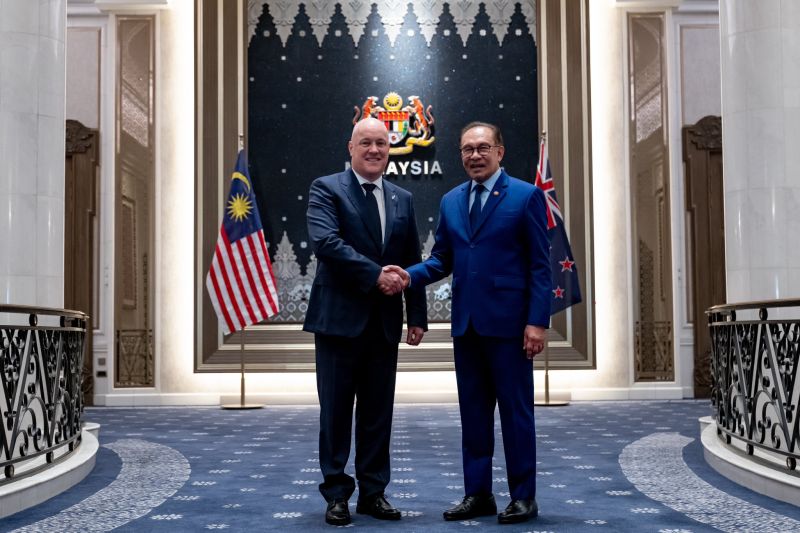 Perdana Menteri (PM) Malaysia Anwar Ibrahim (kanan) dan PM Selandia Baru Christopher Luxon berjabat tangan saat melakukan pertemuan bilateral di Putrajaya, Malaysia, Senin (2/9/2024). (Akun "X" Perdana Menteri Malaysia @anwaribrahim)