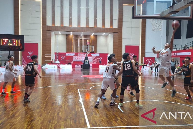 Pemaian asal DKI Jakarta memasukkan bola ke ring Sumatera Selatan di pertandingan bola basket putra 5x5 PON XXI Aceh-Sumut 2024 di Gor Harapan Bangsa, Banda Aceh (ANTARA/M Ifdhal)