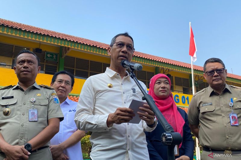 Pj Gubernur DKI Jakarta Heru Budi Hartono dalam konferensi pers uji coba pemberian makanan bergizi gratis di SDN Gunung 01 Pagi, Kebayoran Baru, Jakarta Selatan, Selasa (3/9/2024). ANTARA/Luthfia Miranda Putri