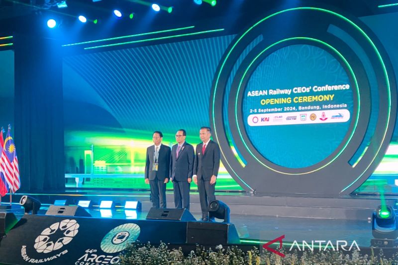 Menteri Perhubungan Budi Karya Sumadi (tengah), CEO PT KAI (Persero) Didiek Hartantyo (kiri) dan Pj Gubernur Jawa Barat Bey Triadi Machmudin (kanan) membuka ASEAN Railway CEO (ARCEOs) Conference ke-44 di Bandung, Selasa (3/9/2024). (ANTARA/Ricky Prayoga)