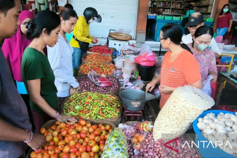 Ilustrasi - Sejumlah warga di Kota Denpasar saat berbelanja kebutuhan bawang dan cabai di salah satu pasar tradisional di Kota Denpasar. ANTARA/Ni Luh Rhismawati.