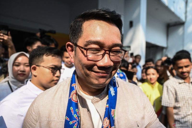 Bakal calon Gubernur DKI Jakarta Ridwan Kamil meninggalkan ruangan usai berkunjung ke Gedung Fanta Headquarters Prabowo-Gibran, Menteng, Jakarta, Senin (2/9/2024). ANTARA FOTO/Rivan Awal Lingga/foc.
