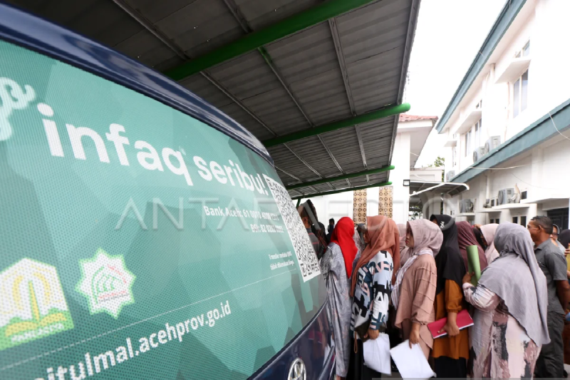 Ilustrasi - Warga mengantri menerima zakat (ANTARA FOTO/Irwansyah Putra)