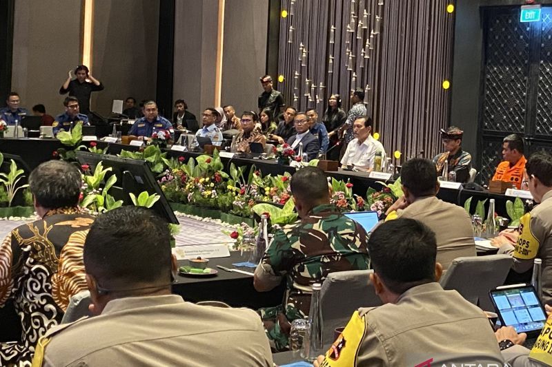Menko Marves Luhut Binsar Pandjaitan memimpin rapat koordinasi Bali International Airshow 2024, di Badung, Selasa (3/9/2024). ANTARA/Ni Putu Putri Muliantari