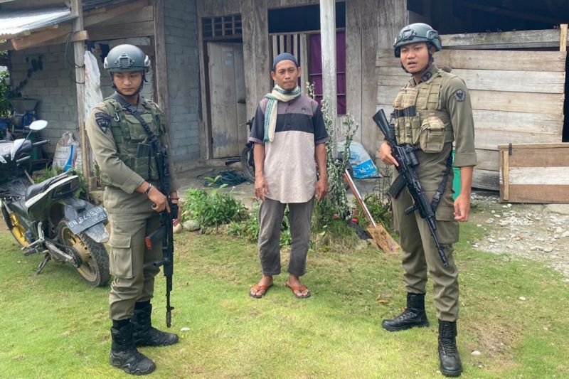Anggota Satgas III Preventif Operasi Madago Raya saat mengunjungi dan bersilaturahim kepada masyarakat terkait kondisi kamtibmas di wilayah operasi di Kabupaten Poso. ANTARA/HO-Polda Sulteng