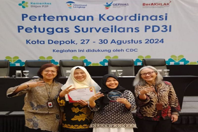 Tim Dinas Kesehatan Provinsi Sulbar menerima penghargaan atas pencapaian dalam program surveilans pada 2023. (ANTARA/HO-Diskominfo Sulbar)