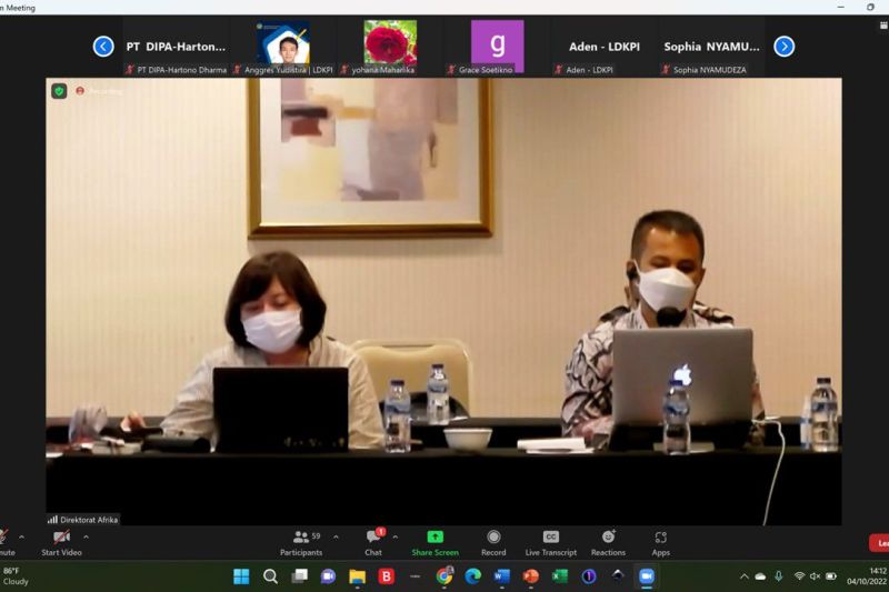 Direktur Afrika Kementerian Luar Negeri Dewi Justicia Meidiwaty (kiri) mengikuti kegiatan Indonesia-Africa Health and Investment Meeting secara daring pada Rabu (5/10/2022). (ANTARA/HO-Kemenlu RI)