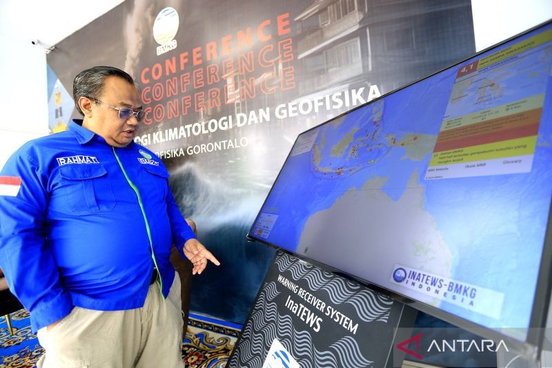 Plt Kepala Pusat Penelitian dan Pengembangan BMKG Rahmat Triyono mengamati monitor gempa di Stasiun Geofisika Gorontalo di Kabupaten Gorontalo, Gorontalo, Selasa (3/9/2024). Badan Meteorologi Klimatologi dan Geofisika (BMKG) bersama sejumlah instansi, lembaga dan perguruan tinggi melakukan kajian sesar aktif wilayah Gorontalo sebagai langkah mitigasi risiko akibat gempa yang dimulai pada bulan September hingga Desember tahun 2024 dan dibagi menjadi beberapa tahap yang meliputi survei pendahuluan
