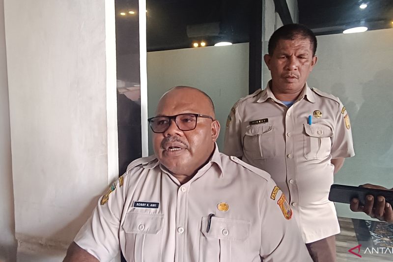 Kepala Badan Pendapatan Daerah (Bapenda) Kota Jayapura, Papua, Robby Awi (depan). ANTARA/Ardiles Leloltery