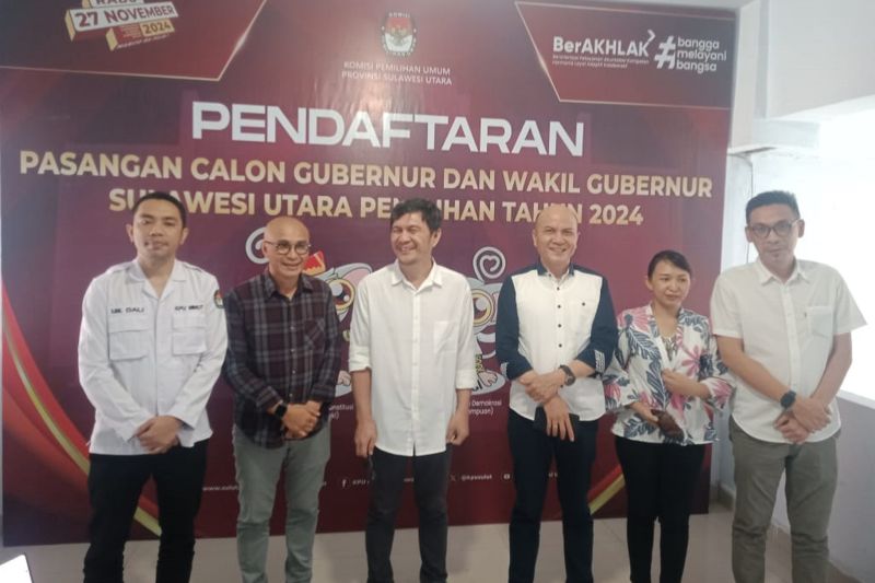 Proses klarifikasi KPU Sulut kepada KPU Minahasa Utara terhadap masuknya istri cabup dalam ruangan proses pendaftaran. ANTARA/Karel A Polakitan