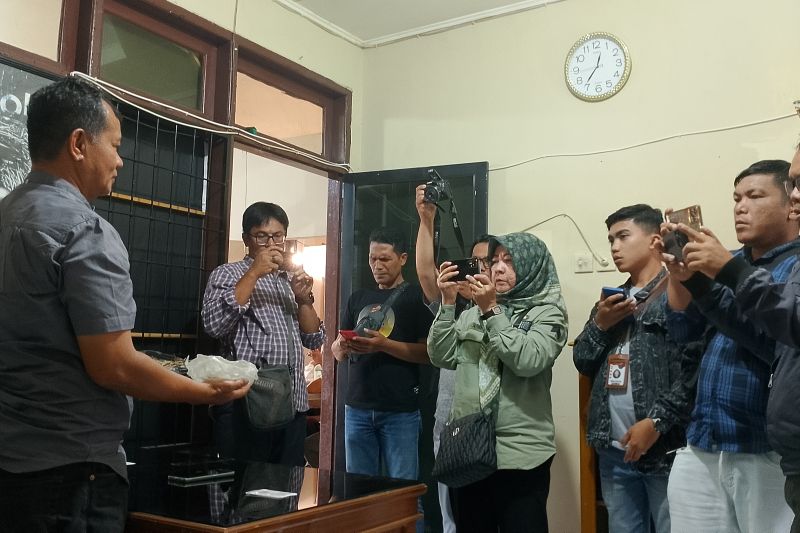 Kepala Satresnarkoba Polresta Bukittinggi AKP Syafri saat memperlihatkan barang bukti ganja ke wartawan. Polisi menangkap seorang oknum Ketua LSM yang juga ketua lembaga rehabilitasi pecandu narkoba di Kabupaten Agam, Senin (2/9/2024). ANTARA/Al Fatah.