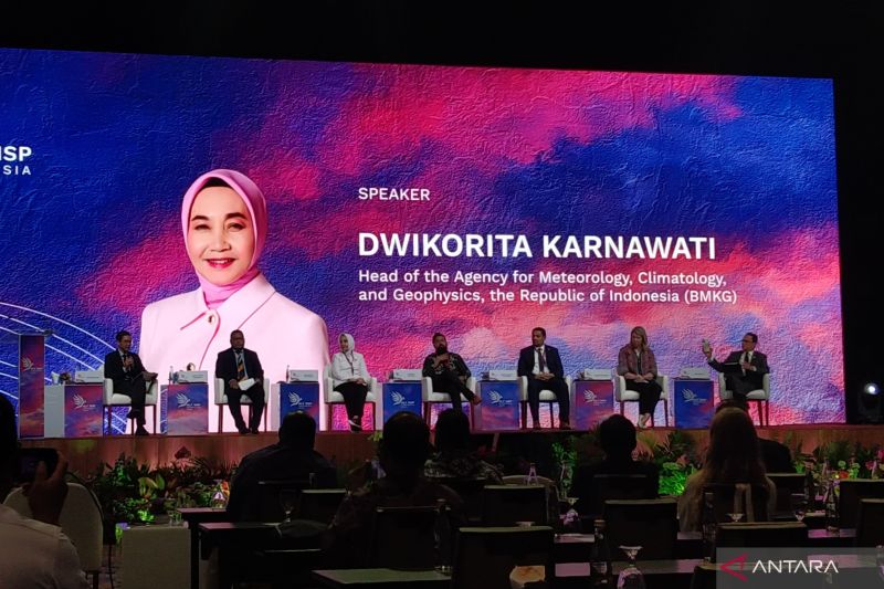 Kepala BMKG Dwikorita Karnawati (ketiga kiri) menjadi salah satu pembicara sesi panel diskusi Forum Tingkat Tinggi Kemitraan Multi-Pihak dan Forum Indonesia-Afrika di Nusa Dua, Kabupaten Badung, Bali, Selasa (3/9/2024) ANTARA/Dewa Ketut Sudiarta Wiguna