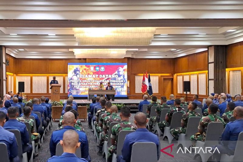 Puluhan peserta mengikuti pelatihan dan pendidikan terkait pemadam kebakaran di Kota Cirebon, Jawa Barat, Selasa (3/9/2024). (ANTARA/Fathnur Rohman)
