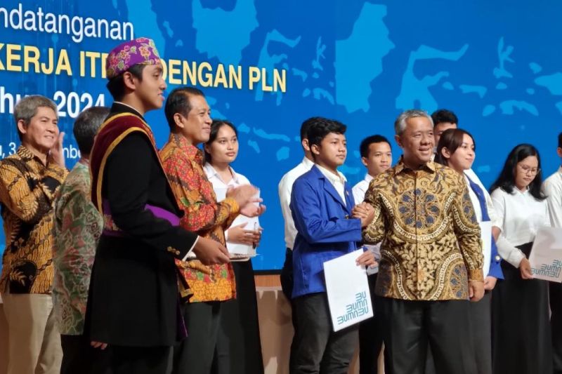 Suasana penandatanganan Kontrak Ikatan Kerja Mahasiswa ITPLN di Auditorium PT PLN (Persero) Jakarta, Selasa (3/9/2024). ANTARA/HO-ITPLN