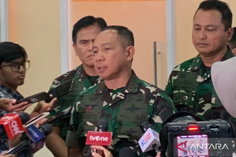 Panglima TNI Jenderal TNI Agus Subiyanto saat diwawancarai di Kompleks Parlemen, Jakarta, Selasa (3/9/2024). (ANTARA/Bagus Ahmad Rizaldi)