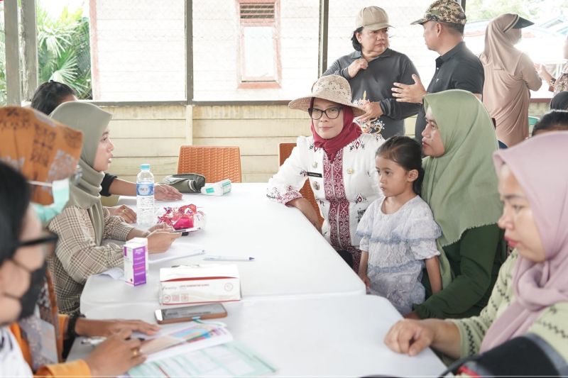Pj Wali Kota Palangka Raya, Hera Nugrahayu (berbaju putih) bersama warga Palangka Raya. (ANTARA/HO-Prokom Palangka Raya)