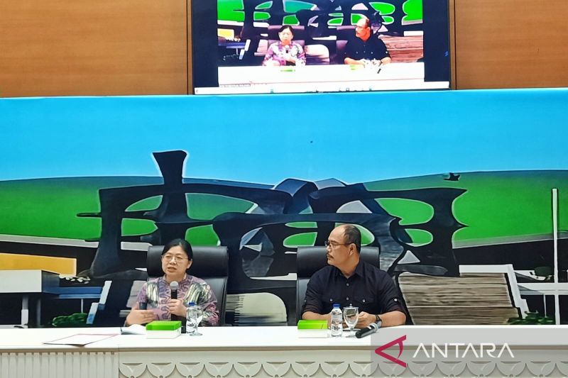 Ketua Komnas Perempuan Andy Yentriyani (kiri) pada saat kegiatan pembahasan UU PPRT Jadi Landasan Perlindungan Pekerja Rumah Tangga yang diselenggarakan oleh Koordinatoriat Wartawan Parlemen (KWP) bekerja sama dengan Biro Pemberitaan DPR RI di Jakarta, Selasa (3/9/2024). (ANTARA/Chairul Rohman)