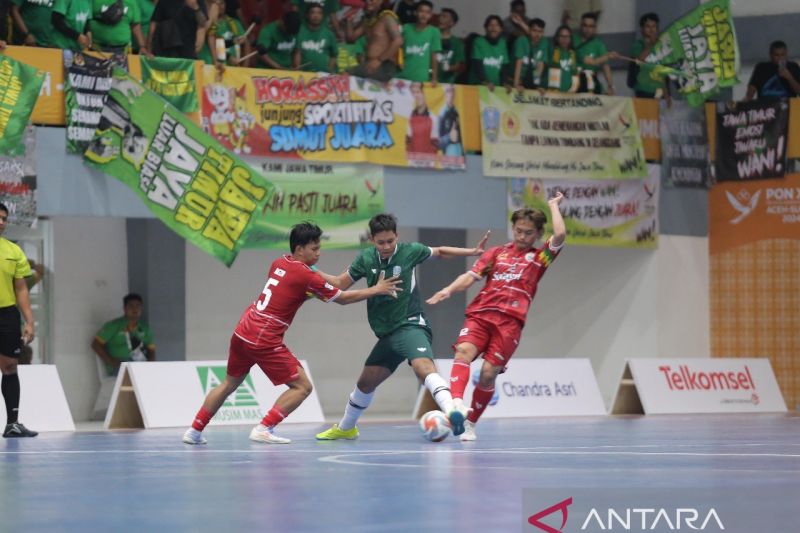 Laga antara tim futsal putra Jawa Timur (hijau) menghadapi Sulawesi Barat (merah) yang berkesudahan dengan skor 4-1 untuk Jatim. (ANTARA/Juraidi)