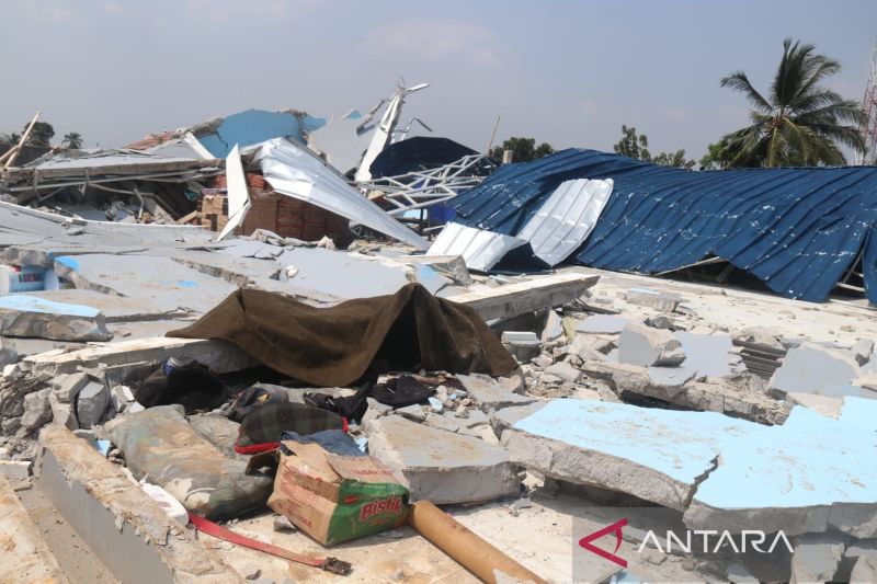 Bangunan rusak akibat puting beliung di Desa Cimayang, Pamijahan, Kabupaten Bogor, Jawa Barat, Selasa (3/9/2024). (ANTARA/HO-Humas Pemkab Bogor)