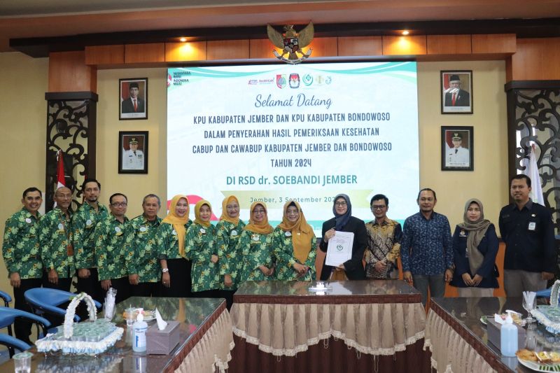 Penyerahan hasil pemeriksaan kesehatan pasangan cabup-cawabup Jember dari pihak RSD dr Soebandi kepada KPU Jember yang digelar di RSD dr Soebandi, Selasa (3/9/2024). ANTARA/HO-RSD dr Soebandi Jember