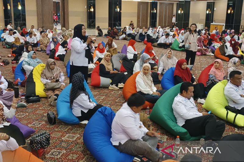 Seorang guru memberikan testimoni terkait program Pendidikan Guru Penggerak (PGP) di Pekanbaru, Riau, Jumat (9/8/2024). ANTARA/Khaerul Izan