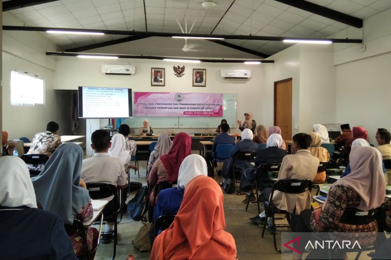 Suasana sosialisasi pencegahan dan penanganan kasus kekerasan terhadap perempuan dan anak dengan menghadirkan guru BK dan siswa dari SMP dan SMA di Pusat Belajar Guru (PBG) Kudus, Selasa (3/9/2024). (ANTARA/Akhmad Nazaruddin Lathif)