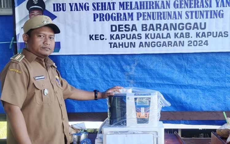 Camat Kapuas Kuala, Nurcahyono saat monev Dana Desa tahap I tahun anggaran 2024 di Desa Beranggau. (FOTO: IST)