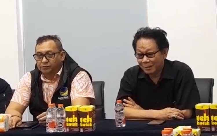 Tim Willy-Habib Syahrudin Durasid dan Biro Hukum dan Advokasinya, Donny Yohannes Laseduw?saat jumpa pers di DPW Partai NasDem Kalteng,?Selasa, 3 September 2024 (Foto:MARINI)