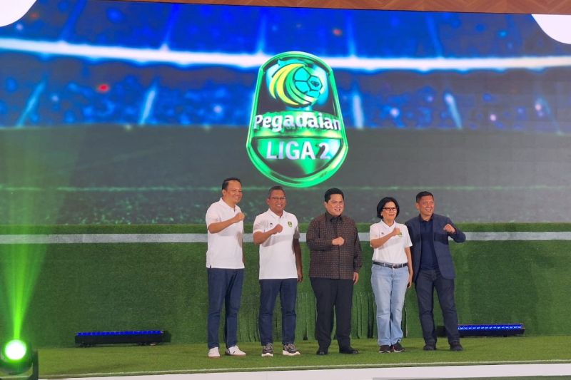 Ketua Umum Persatuan Sepak Bola Seluruh Indonesia (PSSI) Erick Thohir (tengah), Direktur Utama PT Pegadaian Damar Latri Setiawan (dua dari kiri), dan Direktur Utama PT Liga Indonesia Baru Ferry Paulus (kanan) berfoto bersama dalam konferensi pers Pegadaian Liga 2 di Pegadaian Tower, Jakarta, Selasa (3/9/2024). ANTARA/Martha Herlinawati Simanjuntak