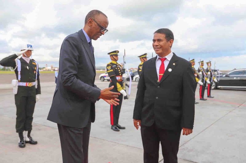 Menteri Pertanian Republik Indonesia Andi Amran Sulaiman (kanan) dan Presiden Rwanda Paul Kagame (kiri) saat berada di Bali, Selasa (3/9/2024). ANTARA/HO-Humas Kementan