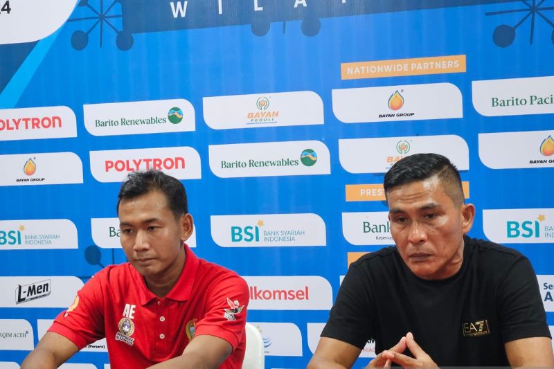 Pelatih tim PON Sumatera Utara M Ridwan Saragih (kanan) menjawab pertanyaan pewarta pada konferensi pers setelah pertandingan cabang sepak bola PON Aceh-Sumatera Utara di Stadion Haji Dimurthala, Banda Aceh, Selasa (3/9/2024). (ANTARA/RAUF ADIPATI)