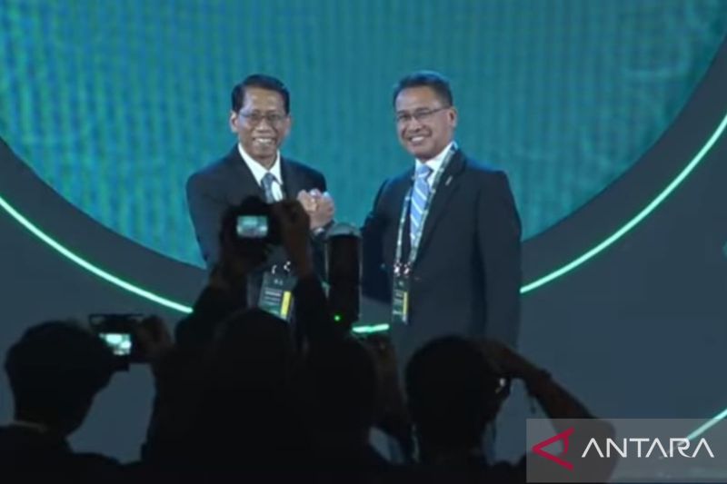 CEO PT Kereta Api Indonesia (Persero) Didiek Hartantyo dan GCEO Keretapi Tanah Melayu Berhard (KTMB) Datuk Mohd Rani Hisham Samsudin yang terpilih sebagai Chairman dan Vice Chairman ASEAN Railway CEO (ARCEOs') Conference ke-44 di Bandung, Selasa (3/9/2024). (ANTARA/Ricky Prayoga)