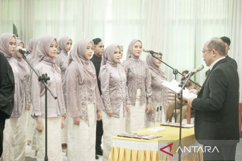 Dekan FKIK ULM Prof. Dr. Dr. Syamsul Arifin, M.Pd., FISPH FISCM saat memimpin pengangkatan dan sumpah Ners ke-21 pada 27 Agustus 2024. ANTARA/Firman