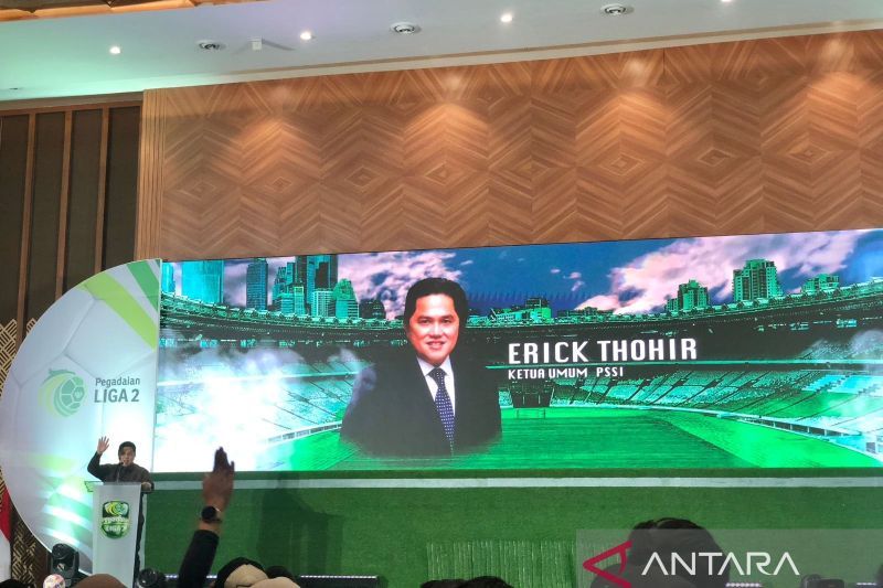 Ketua Umum Persatuan Sepak Bola Seluruh Indonesia (PSSI) Erick Thohir pada acara jumpa pers Liga 2 Indonesia 2024/2025 di Pegadaian Tower, Jakarta, Selasa (3/9/2024). (ANTARA/Zaro Ezza Syachniar)